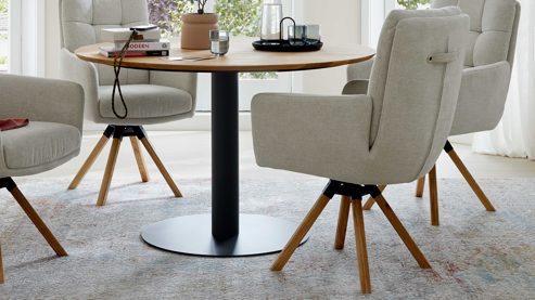 Vierfußstuhl Interliving aus Stoff in Weiß Interliving Esszimmer Serie 5116 – Armlehnstuhl cremeweißer Bezug Cyber & Eichenholzfüße
