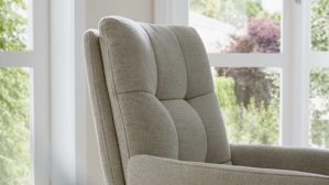 Vierfußstuhl Interliving aus Stoff in Weiß Interliving Esszimmer Serie 5116 – Armlehnstuhl cremeweißer Bezug Cyber & Eichenholzfüße