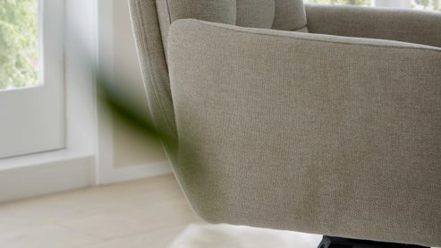 Vierfußstuhl Interliving aus Stoff in Weiß Interliving Esszimmer Serie 5116 – Armlehnstuhl cremeweißer Bezug Cyber & Eichenholzfüße