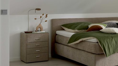 Nachtkommode Interliving aus Stoff in Beige Interliving Bettensystem Serie 1420 - Nachtkommode beige Chenille Toni - vier Schubladen, Breite ca. 50 cm