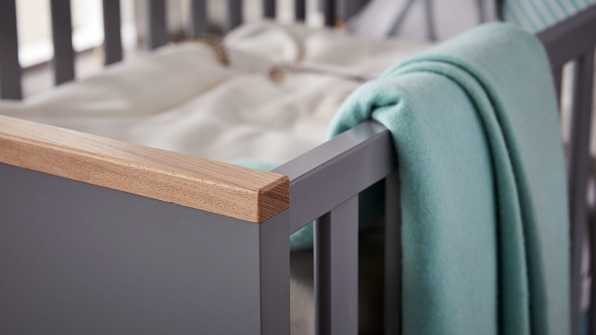 Babybett Paidi aus Holz in Grau PAIDI Babyzimmer Sten – Babybettgestell Eiche & Schiefergrau – Liegefläche ca. 70 x 140 cm