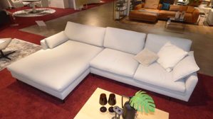 Sofa Freistil aus Stoff in Hellgrau ROLF BENZ freistil 134 Polstergarnitur Eckgarnitur Stoff 4046 steingrau, ca. 177 x 314 cm, Stahlkufe schwarz