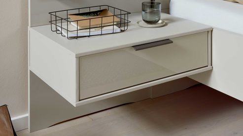 Bettgestell Interliving aus Holz in Hellgrau Interliving Schlafzimmer Serie 1035 – Bettgestell mit Holzeinlage und Beimöbeln Riffholz & Champagner - fünfteilig, Liegefläche ca. 180 x 200 cm