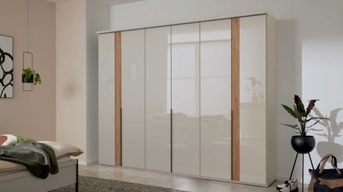 Kleiderschrank Interliving aus Holz in Hellgrau Interliving Schlafzimmer Serie 1035 – Kleiderschrank Champagner & Riffholz - sechs Türen, ca. 300 cm