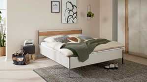 Bettgestell Interliving aus Holz in Hellgrau Interliving Schlafzimmer Serie 1035 – Bettgestell mit Holzeinlage und Beimöbeln Riffholz & Champagner - fünfteilig, Liegefläche ca. 180 x 200 cm