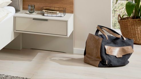 Nachtkommoden-Set Interliving aus Holz in Hellgrau Interliving Schlafzimmer Serie 1035 – Nachtkonsolen-Set Champagner - zweiteilig, ca. 60 cm