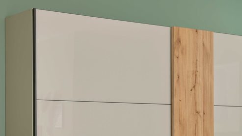 Kleiderschrank Interliving aus Holz in Hellgrau Interliving Schlafzimmer Serie 1036 – Schwebetürenschrank Champagner & Kernholz - zwei Türen, ca. 300 cm