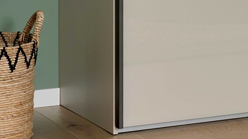 Kleiderschrank Interliving aus Holz in Hellgrau Interliving Schlafzimmer Serie 1036 – Schwebetürenschrank Champagner & Kernholz - zwei Türen, ca. 300 cm