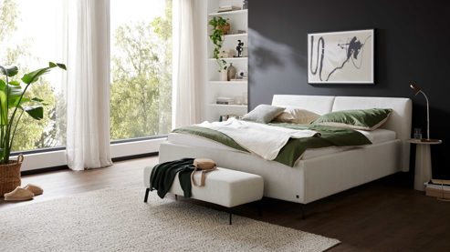 Bettgestell Interliving aus Stoff in Weiß Interliving Polsterbett Serie 1422 - Polsterbettgestell schneeweißer Bezug Famous & schwarze Metallfüße 346 - Liegefläche ca. 180 x 200 cm