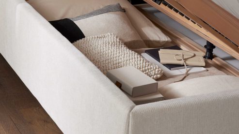 Bettgestell Interliving aus Stoff in Weiß Interliving Polsterbett Serie 1422 - Polsterbettgestell schneeweißer Bezug Famous & schwarze Metallfüße 346 - Liegefläche ca. 180 x 200 cm