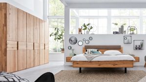 Komplettzimmer Interliving aus Holz in Holzfarben Interliving Schlafzimmer Serie 1015 – Komplettzimmer Wildeiche & Kopfteilpolster – sechstürig, Liegefläche 180 x 200 cm