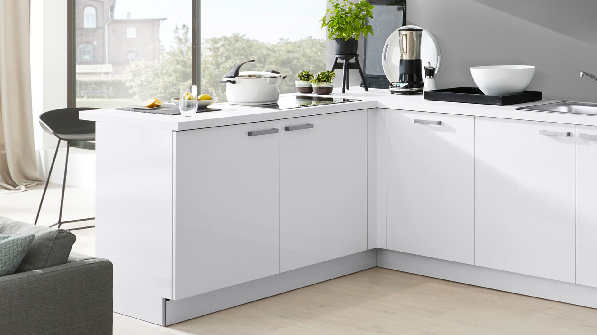 Einbauküche Interliving aus Holz in Weiß Interliving Küche Serie 3022 mit gorenje Einbaugeräten Weiß & Lava Hochglanz – Stellfläche ca. 185 x 380 cm