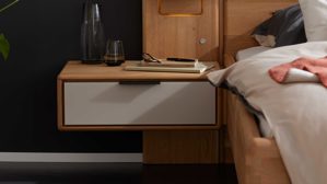 Nachtkommode Interliving aus Holz in Holzfarben Interliving Schlafzimmer Serie 1015 – Hänge-Nachtkonsole links, Wildeiche - ca. 65 cm