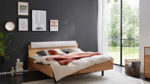 Bettgestell Interliving aus Holz in Hellgrau Interliving Schlafzimmer Serie 1015 – Bettgestell silberfarbener Bezug Etna & Wildeiche – Liegefläche ca. 180 x 200 cm