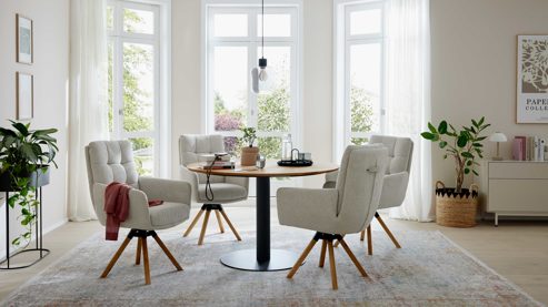 Vierfußstuhl Interliving aus Stoff in Weiß Interliving Esszimmer Serie 5116 – Armlehnstuhl cremeweißer Bezug Cyber & Eichenholzfüße
