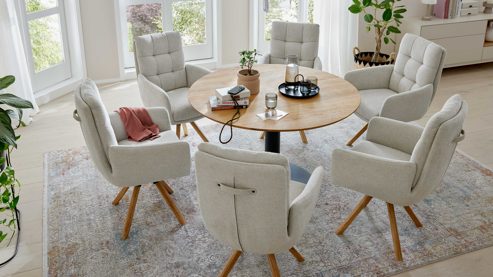 Vierfußstuhl Interliving aus Stoff in Weiß Interliving Esszimmer Serie 5116 – Armlehnstuhl cremeweißer Bezug Cyber & Eichenholzfüße