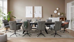 Vierfußstuhl Interliving aus Leder in Hellgrau Interliving Esszimmer Serie 5123 – Armlehnstuhl mit Funktionen hellgraues Leder Fog & schwarzes Metall