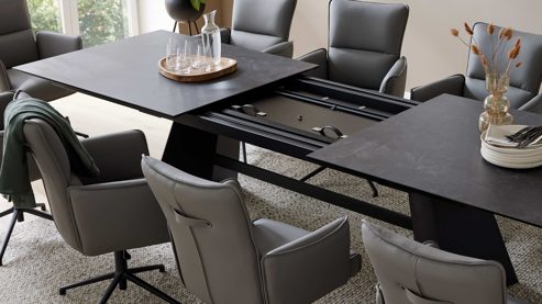 Auszugtisch Interliving aus Keramik in Schwarz Interliving Esszimmer Serie 5123 – Kulissentisch Glas-Keramik Oxid & schwarzes Metall - ca. 220 - 340 x 100 cm