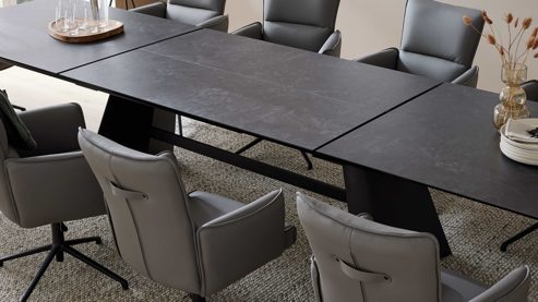 Auszugtisch Interliving aus Keramik in Schwarz Interliving Esszimmer Serie 5123 – Kulissentisch Glas-Keramik Oxid & schwarzes Metall - ca. 220 - 340 x 100 cm