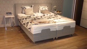 Boxspringbett Nova butor aus Holz Metall Stoff in Hellgrau NOVA BUTOR Boxspringbett Tommaso 5, elektrisch verstellbar Stoff GCP-49 & chromfarbige Füße – Liegefläche ca. 180 x 200 cm