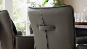 Vierfußstuhl Interliving aus Stoff in Hellgrau Interliving Esszimmer Serie 5123 – Armlehnstuhl mit Funktionen hellgraues Kunstleder LEA-TEX Delphin & schwarzes Metall