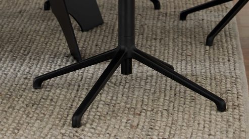 Vierfußstuhl Interliving aus Leder in Hellgrau Interliving Esszimmer Serie 5123 – Armlehnstuhl mit Funktionen hellgraues Leder Fog & schwarzes Metall