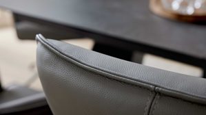 Vierfußstuhl Interliving aus Stoff in Hellgrau Interliving Esszimmer Serie 5123 – Armlehnstuhl mit Funktionen hellgraues Kunstleder LEA-TEX Delphin & schwarzes Metall