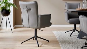 Vierfußstuhl Interliving aus Stoff in Hellgrau Interliving Esszimmer Serie 5123 – Armlehnstuhl mit Funktionen hellgraues Kunstleder LEA-TEX Delphin & schwarzes Metall