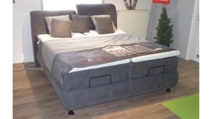 Boxspringbett comfortmaster besser sitzen, liegen, leben aus Stoff in Anthrazit OSCHMANN Boxspringbett OC-BX21015, elektrisch verstellbar anthrazitfarbener Stoffbezug Brego 321200 – Liegefläche ca. 180 x 200 cm