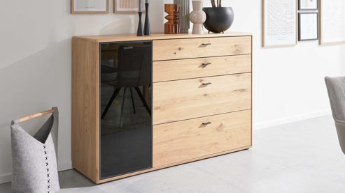 Sideboard Interliving aus Holz in Holzfarben Interliving Wohnzimmer Serie 2024 - Sideboard Eiche & Schwarzglas - eine Tür, vier  Schubladen, Länge ca. 155 cm
