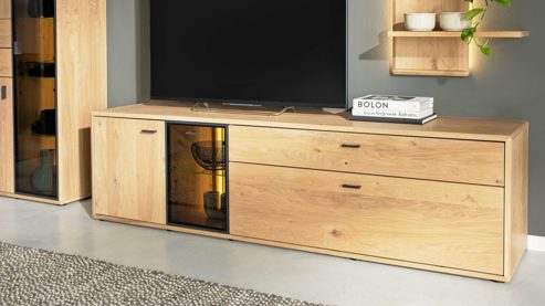 Lowboard Interliving aus Holz in Holzfarben Interliving Wohnzimmer Serie 2024 - TV-Element Eiche & Schwarzglas -zwei Türen, zwei Schubladen, Breite ca. 205 cm