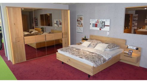 Komplettzimmer Mca-lindaro aus Glas Holz Nachbildung in Holzfarben Lindaro Schlafzimmer Kufstein, Kleiderschrank + Bett mit Nachtkonsolen Asteiche bianco massiv geölt, Korpus Eiche furniert