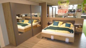 Komplettzimmer Rauch möbelwerke gmbh aus Holz Nachbildung Spiegel in Graphit Holzfarben RAUCH Schlafzimmer Tosca, Komplettzimmer Korpus Dekor Eiche Artisan & Front, Absetzung und Griffe graphit – vierteilig