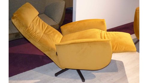 Relaxsessel Poco | steinpol aus Metall Stoff in Gold Poco Relaxsessel medium verstellbar mit 2 Motoren goldfarbener Stoffbezug Riviera 41 & mattschwarzer Sternfuss