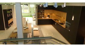 Systemküche WERT KÜCHE® aus Holz Metall Nachbildung in Schwarz Holzfarben WERT-KÜCHE SGM Smartglas matt mit SIEMENS Elektrogeräten Onyxschwarz, Lavaschwarz + Holz - mit Tischgruppe