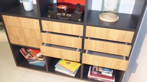 Systemküche WERT KÜCHE® aus Holz Metall Nachbildung in Schwarz Holzfarben WERT-KÜCHE SGM Smartglas matt mit SIEMENS Elektrogeräten Onyxschwarz, Lavaschwarz + Holz - mit Tischgruppe