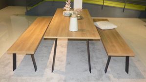 Systemküche WERT KÜCHE® aus Holz Metall Nachbildung in Schwarz Holzfarben WERT-KÜCHE SGM Smartglas matt mit SIEMENS Elektrogeräten Onyxschwarz, Lavaschwarz + Holz - mit Tischgruppe