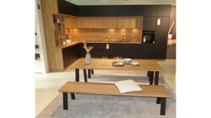 Systemküche WERT KÜCHE® aus Holz Metall Nachbildung in Schwarz Holzfarben WERT-KÜCHE SGM Smartglas matt mit SIEMENS Elektrogeräten Onyxschwarz, Lavaschwarz + Holz - mit Tischgruppe