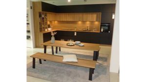 Systemküche WERT KÜCHE® aus Holz Metall Nachbildung in Schwarz Holzfarben WERT-KÜCHE SGM Smartglas matt mit SIEMENS Elektrogeräten Onyxschwarz, Lavaschwarz + Holz - mit Tischgruppe