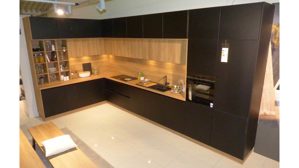 Systemküche WERT KÜCHE® aus Holz Metall Nachbildung in Schwarz Holzfarben WERT-KÜCHE SGM Smartglas matt mit SIEMENS Elektrogeräten Onyxschwarz, Lavaschwarz + Holz - mit Tischgruppe