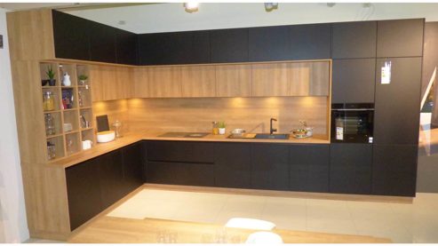 Systemküche WERT KÜCHE® aus Holz Metall Nachbildung in Schwarz Holzfarben WERT-KÜCHE SGM Smartglas matt mit SIEMENS Elektrogeräten Onyxschwarz, Lavaschwarz + Holz - mit Tischgruppe