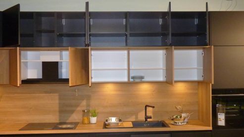 Systemküche WERT KÜCHE® aus Holz Metall Nachbildung in Schwarz Holzfarben WERT-KÜCHE SGM Smartglas matt mit SIEMENS Elektrogeräten Onyxschwarz, Lavaschwarz + Holz - mit Tischgruppe