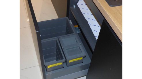 Systemküche WERT KÜCHE® aus Holz Metall Nachbildung in Schwarz Holzfarben WERT-KÜCHE SGM Smartglas matt mit SIEMENS Elektrogeräten Onyxschwarz, Lavaschwarz + Holz - mit Tischgruppe