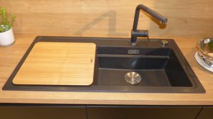 Systemküche WERT KÜCHE® aus Holz Metall Nachbildung in Schwarz Holzfarben WERT-KÜCHE SGM Smartglas matt mit SIEMENS Elektrogeräten Onyxschwarz, Lavaschwarz + Holz - mit Tischgruppe