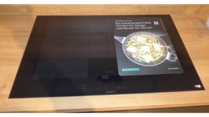 Systemküche WERT KÜCHE® aus Holz Metall Nachbildung in Schwarz Holzfarben WERT-KÜCHE SGM Smartglas matt mit SIEMENS Elektrogeräten Onyxschwarz, Lavaschwarz + Holz - mit Tischgruppe