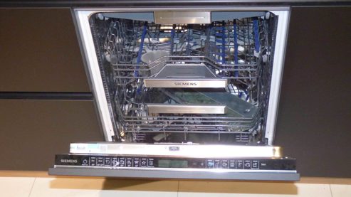 Systemküche WERT KÜCHE® aus Holz Metall Nachbildung in Schwarz Holzfarben WERT-KÜCHE SGM Smartglas matt mit SIEMENS Elektrogeräten Onyxschwarz, Lavaschwarz + Holz - mit Tischgruppe