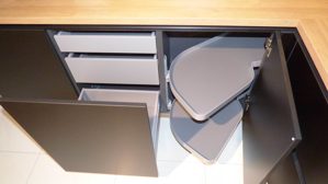 Systemküche WERT KÜCHE® aus Holz Metall Nachbildung in Schwarz Holzfarben WERT-KÜCHE SGM Smartglas matt mit SIEMENS Elektrogeräten Onyxschwarz, Lavaschwarz + Holz - mit Tischgruppe