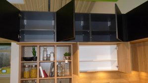 Systemküche WERT KÜCHE® aus Holz Metall Nachbildung in Schwarz Holzfarben WERT-KÜCHE SGM Smartglas matt mit SIEMENS Elektrogeräten Onyxschwarz, Lavaschwarz + Holz - mit Tischgruppe