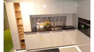 Einbauküche WERT KÜCHE® aus Holz Nachbildung Stein in Weiß Schwarz WERT KÜCHE Gala Musterküche mit Miele Einbaugeräten Muschelweiss & Naturstein schwarz