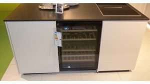 Einbauküche WERT KÜCHE® aus Holz Nachbildung Stein in Weiß Schwarz WERT KÜCHE Gala Musterküche mit Miele Einbaugeräten Muschelweiss & Naturstein schwarz